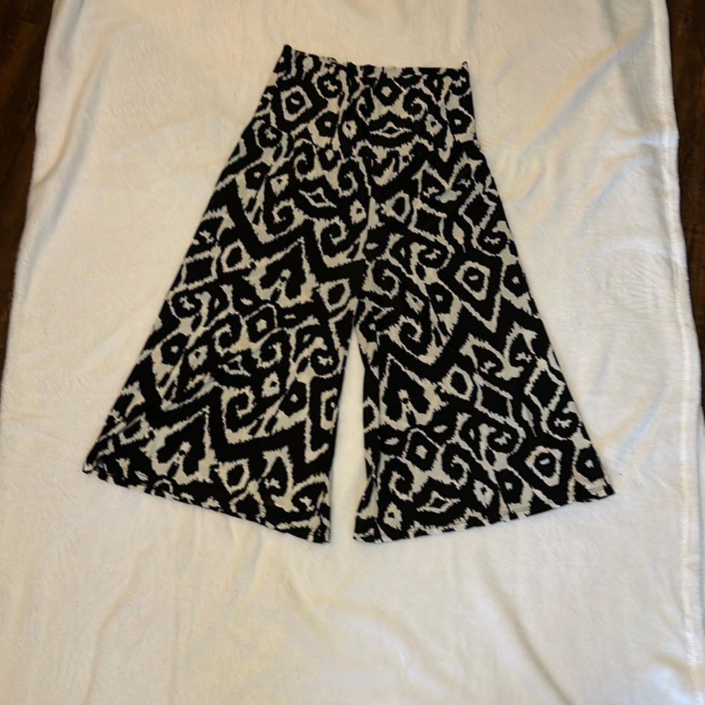 Cute Blk/WhT pattern wide leg capri pants